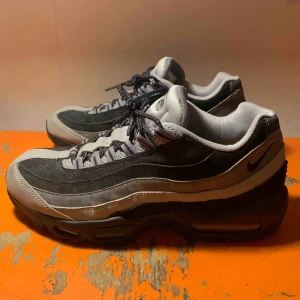  - Nike air max 95 sneakers, generell använding, därav fortfarande bra kvalité på dem. 