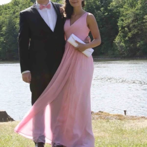  - Ljusrosa balklänning sytt efter beställning från Sofie Moore. För fler bilder sök upp ”verbier dress sofia moore”.  Storlek 36 / UK 10. Uppsydd efter min längd (165cm) + 12cm klackar.  Ordinariepris 1790kr.  Använd en gång.  Frakt tillkommer.