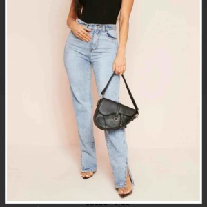  - Oanvända jeans med slits nertill från Missy Empire som är för stora för mig! UK10 motsvarar EU38. Skitsnygga!! Frakt tillkommer