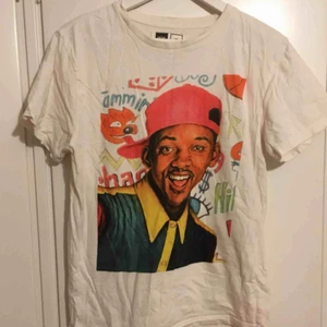  - Dedicated T-shirt (Stl: M men är liten i storleken) Tryck på Will Smith från ”Fresh Prince of Bel-Air”  Original pris: 349kr