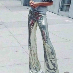  - Skitcoola paljettbyxor från nakd, perfekta nu till nyår. Helt  oanvända prislapp och allt är kvar på byxorna. Frakten ingår i priset!⚡️ nypris 600