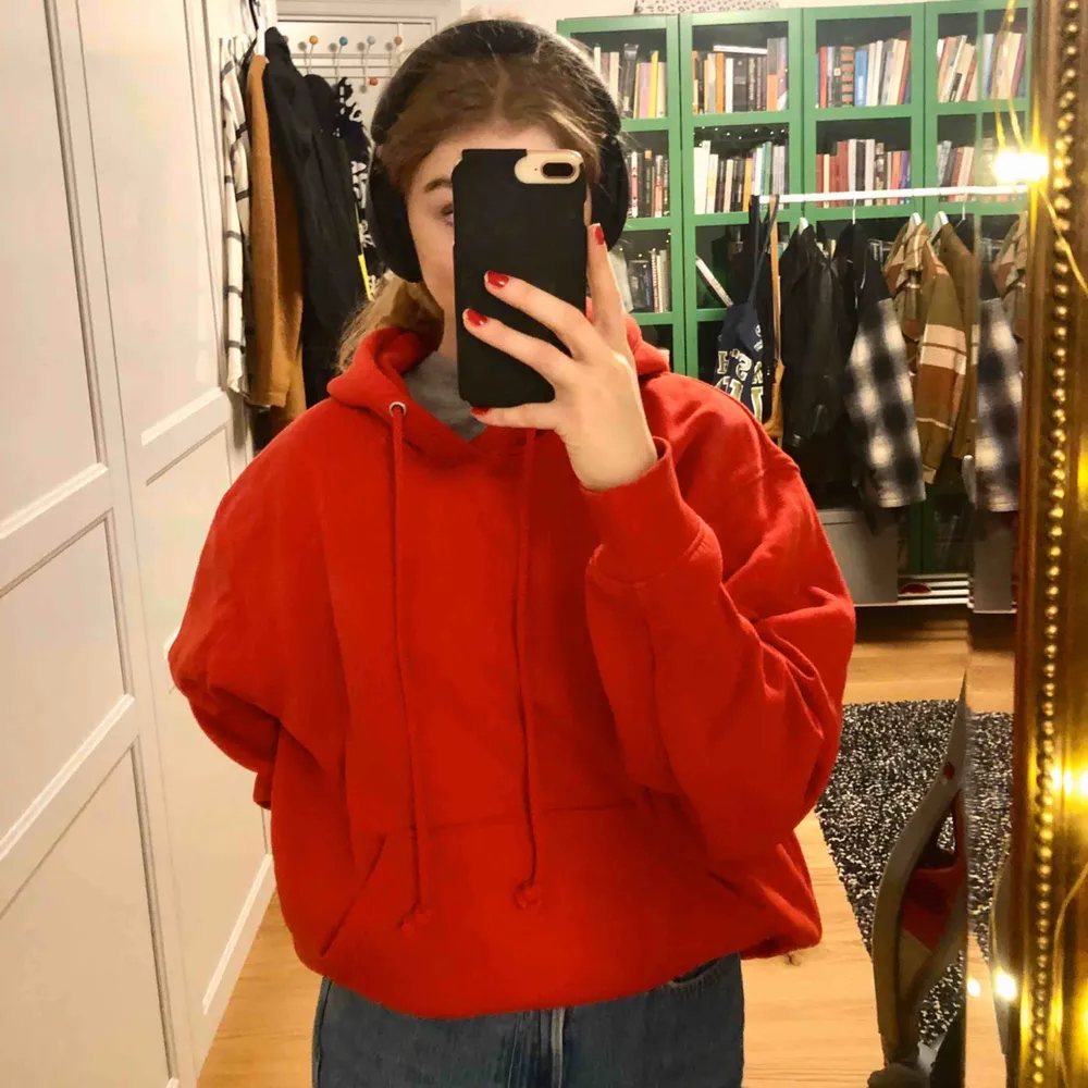Superfin hoodie från weekday! Köpt för ett tag sen men knappt använd då röd inte riktig är min färg😝strl S men passar som M också. Hoodies.