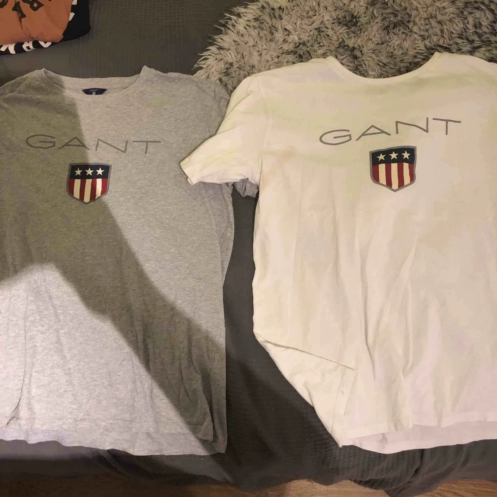 Två Gant T-shirts, är som storlek S/M ( 176cm, 16 år ). Sälja 150kr styck, men 250 ihop :) . T-shirts.