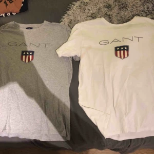  - Två Gant T-shirts, är som storlek S/M ( 176cm, 16 år ). Sälja 150kr styck, men 250 ihop :) 