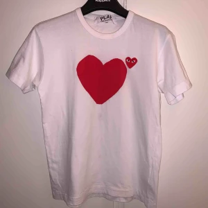  - CDG t-shirt i strl M men passar mer som S! Frakt ingår ej. Tre små fläckar som knappt syns (kan skicka närmare bild på fläckar om intresse skulle finnas) 