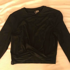  - svart lång ärmad tröja från hm med slits där framme