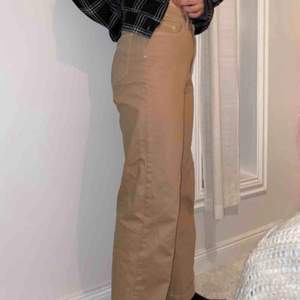 Assnygga raka beiga jeans från Carin Wester i mycket bra skick, säljer åt min syster pga fel storlek, är 166cm lång 💕💕  Köpare står för frakt, kan mötas upp i stockholm:)