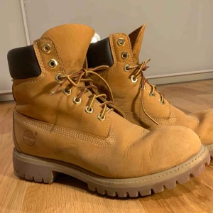  - Ett par timberlands i storlek 40,5. Använda ca 2 vintrar därav lite repor på utsidan (fler bilder kan skickas om någon undrar). Annars i gott skick då ingenting är trasigt. Köparen står för frakt annars går det att mötas i Stockholm:))