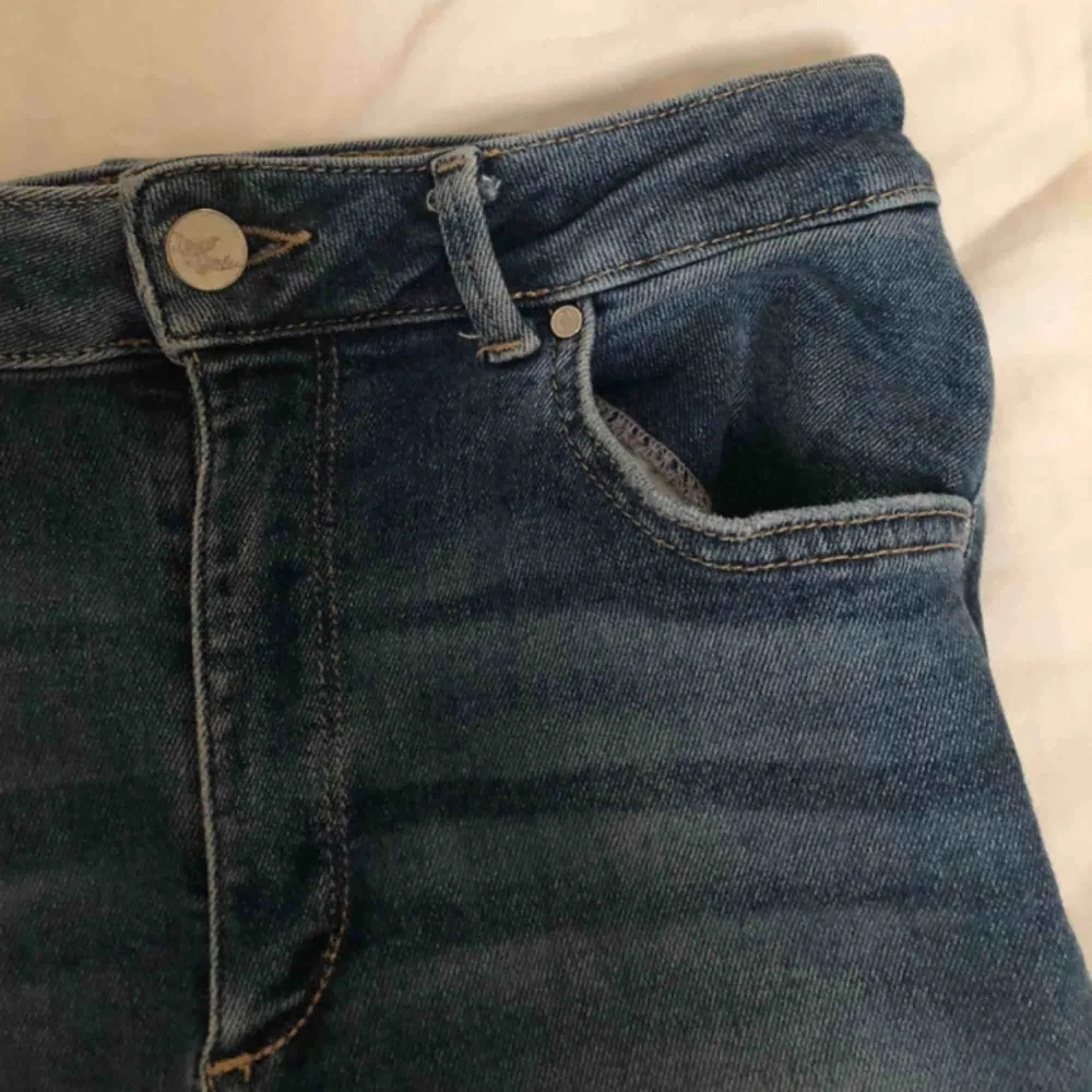 Superfina högmidjade jeans från Bikbok⭐️ Slitning ner till på jeansen. Fint skick!! Frakt tillkommer☀️☀️. Jeans & Byxor.