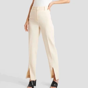  - Jag säljer ett par kostymbyxor med slits där fram. Dom kommer från Nakd  Storlek: 34 Nypris: 499 :- Bud från: 100 :- Hör av dig med ett bud eller om du har några funderingar.