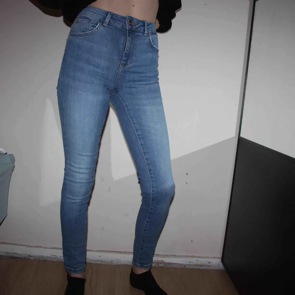 Higher ankle ”Ella” jeans från BIKBOK. Storlek XS. Högmidjade. Endast använd ett fåtal gånger.  Frakt kostar 79kr, postnords blåa kuvert.. Jeans & Byxor.