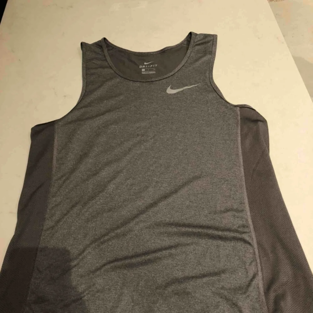 Nike tränings linne. Syntetiskt material så det blir luftigt när man anstränger sig. Passar S - M. Kunden står för frakten :). T-shirts.