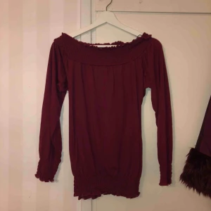 Offshoulder tröja - Säljer denna offshoulder tröja storlek M. Fint skick! Endast använd 2-3 gånger.