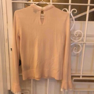  - Tunn stickad rosa ull tröja med söta detaljer på krage och armar, från Club Monaco. Sparsamt använd då den är för liten. Måste strykas.