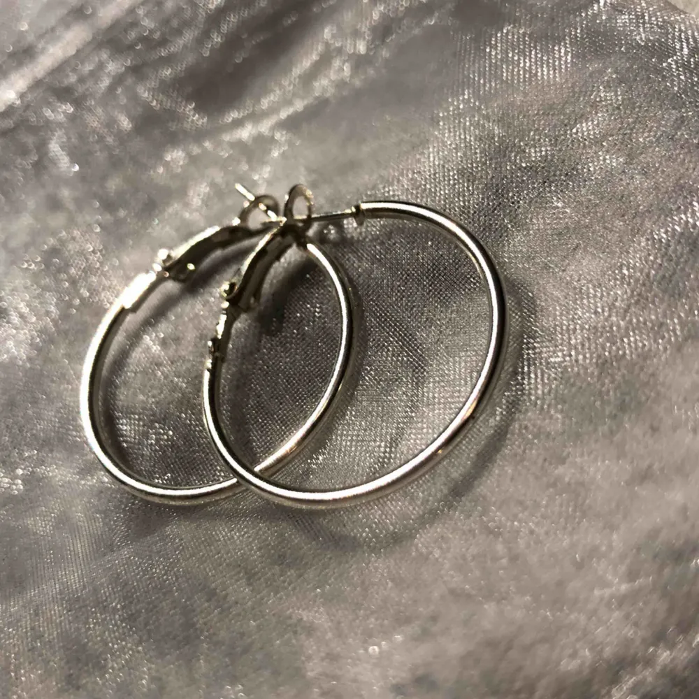 Örhängen. Små ringar. Cirka tre centimeter i diameter. Fraktas. Accessoarer.