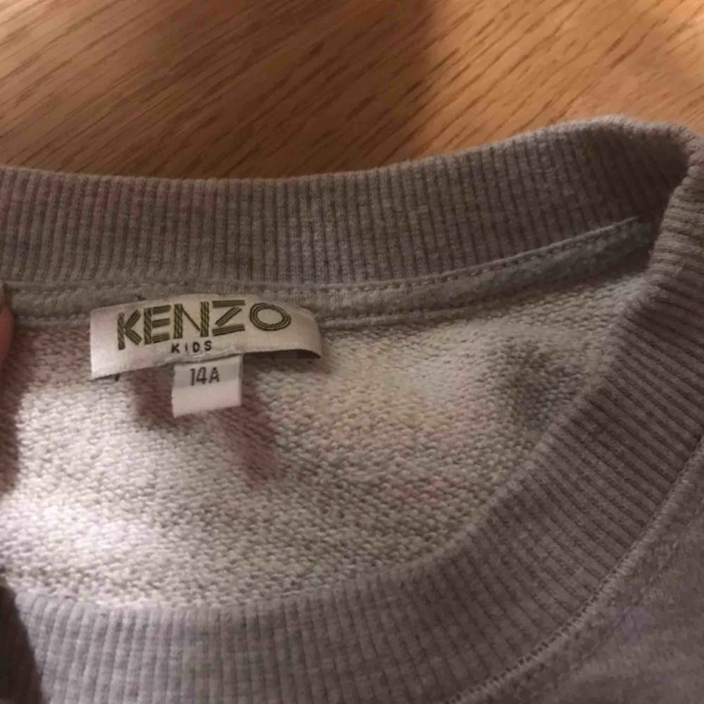 Säljer kenzo tröja då den inte kommer till användning.  Äkta Barnstorlek men sitter som en Xs/S beroende på hur man vill den ska sitta intill kroppen.. Hoodies.