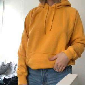  - Säljer min gula hoddie från bikbok då den inte längre kommer till användning😋