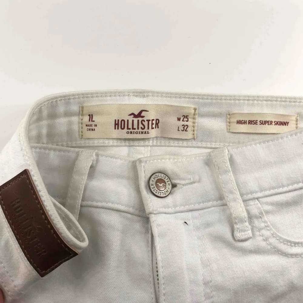 Säljer mina vita jeans från HOLLISTER med slitningar på båda benen!💥 Används inte därav säljer jag dem, men dom är i mycket fint skick☺️ Storlek: W:25 L:32  Frakt tillkommer!. Jeans & Byxor.