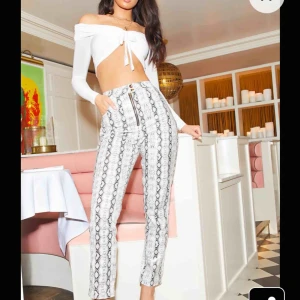  - Prettylittlething byxor i snakeprint! ☀️  Köparen står för frakt