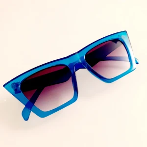  - RetroBrillor med blåtransparenta bågar från secondhand<3 Superfint skick! Frakt: 11:-