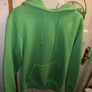 Säljer denna neon gröna hoodien från carlings. Köpte den nu i somras med den kom aldrig till användning då den är lite outside my comfort zone.