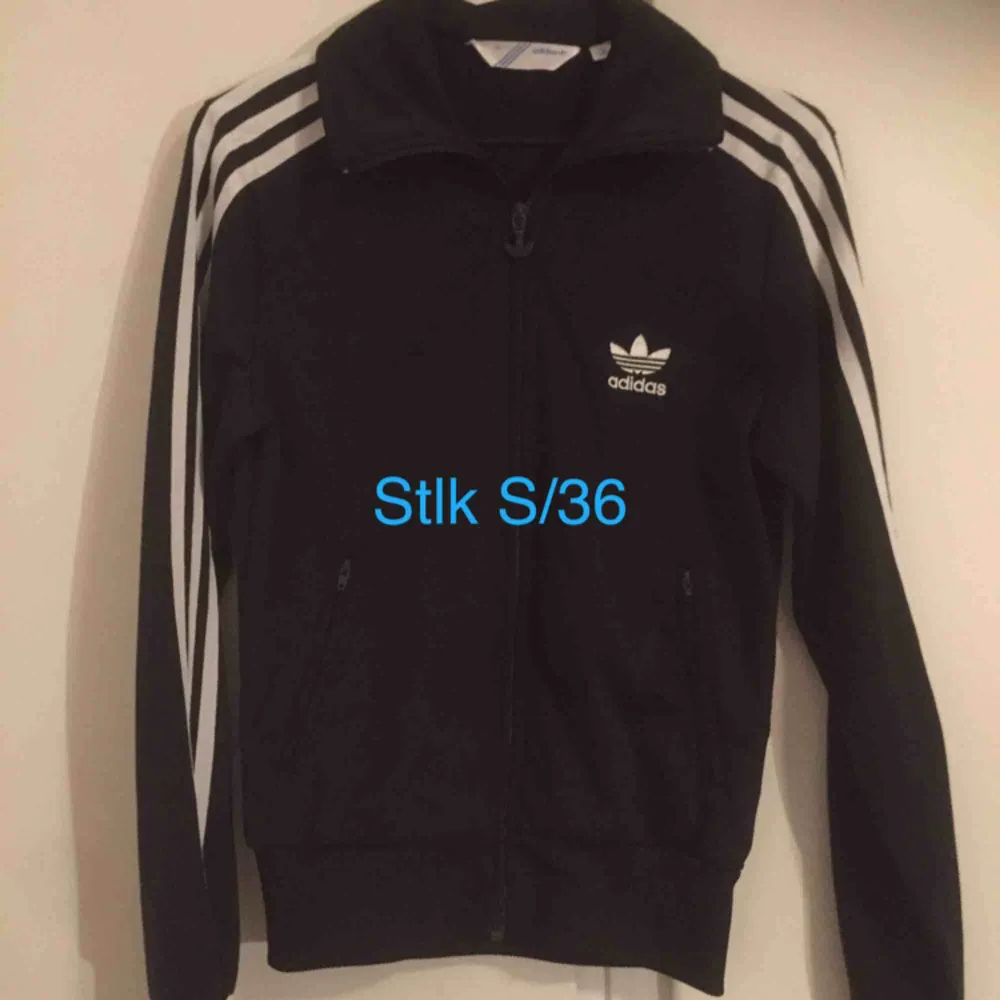 Adidas hoddie med dragkedja. Tröjor & Koftor.