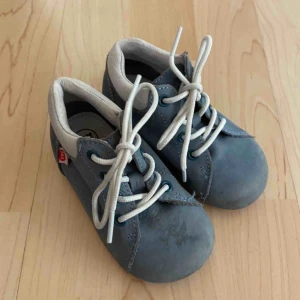  - Pax lära gå skor i mycket fint skick. Liten fläck på höger men tror den går att tvätta bort. Endast använda inomhus. Skickas mot frakt eller mötas upp.