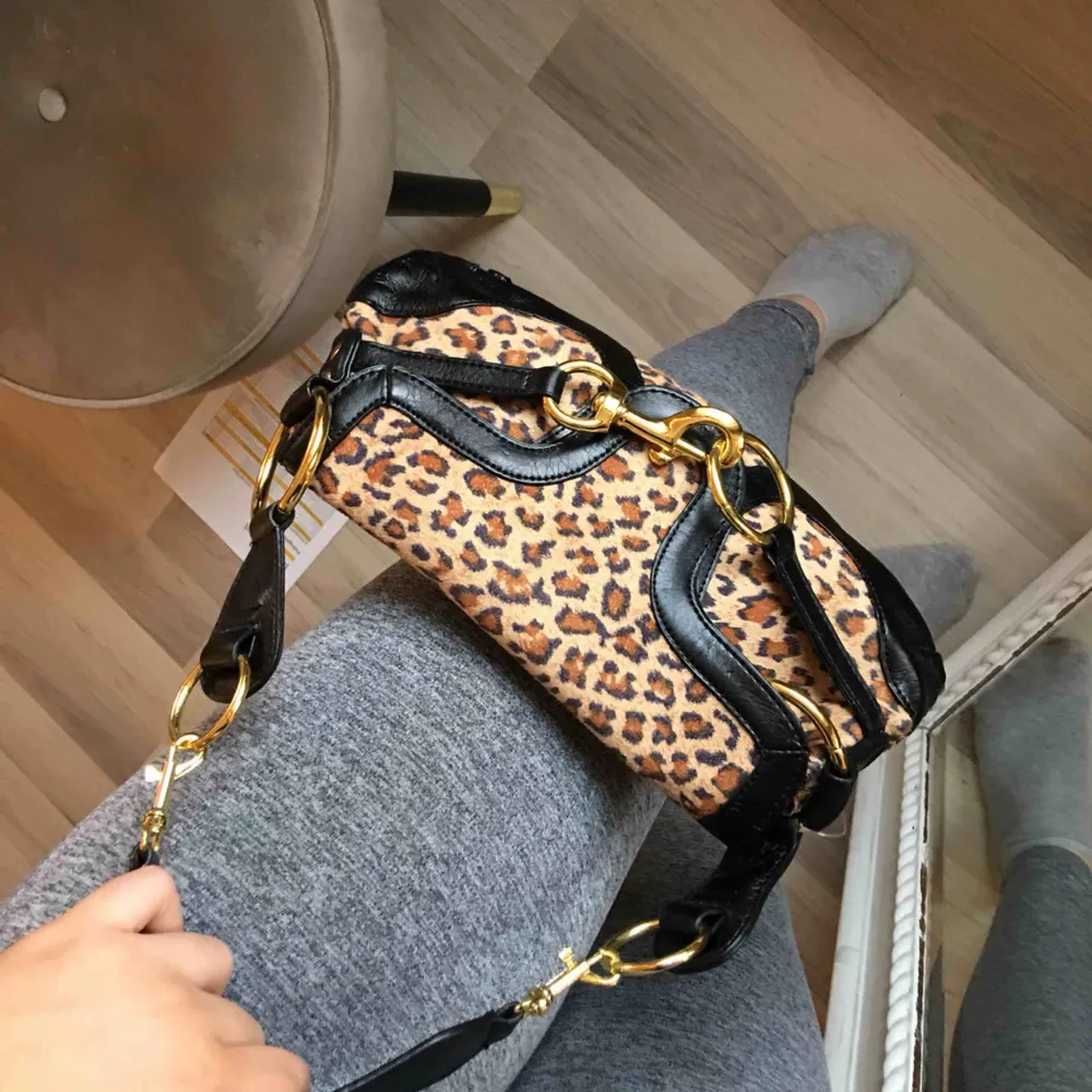 En jätte söt vintage leopard mönstrad typisk 90tals axelväska, slutar under armen perfekt (se andra bilder i mitt flöde) köparen står för frakt 💕💘💖💗. Väskor.