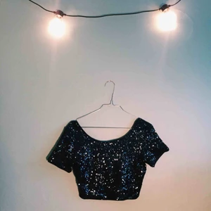  - Superfin mörkblå paljetttröja. Dragkedja i ryggen och djup urringning i ryggen!   Saknar lapp som visar märke