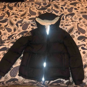  - Säljer nu min dbrand jacka i färgen svart pga för liten strl. En liten fläck inuti. Inte lika vit längre men detta kanske försvinner med en kemtvätt.  Kan gå med på bud men ej skambud.