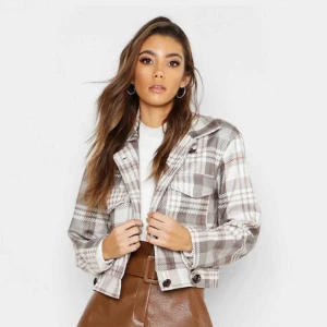  - Säljer denna fina jacka från boohoo!! Köpt för lite mer än 300kr och är oanvänd. Det står att det är storlek 40 men skulle inte säga att den va i den storleken utan fungerar på mig som har XS/S/M. Frakt tillkommer🌸 