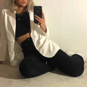  - Supersnygg vit kavaj från Gina. Storlek 34. Använd fåtal gånger! Frakt tillkommer 💞