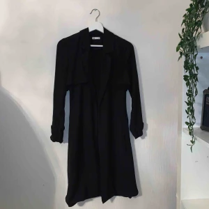  - Säljer denna sjukt snygga vår kappa från Cubus! Säljer för att den inte längre kommer till användning! Fortfarande bra skick men söker ett nytt hem🥰🥰