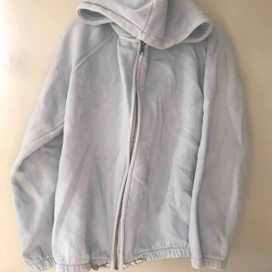  - En munkjacka från zara. Den är i storlek 164 cm. Den har en dragkedja och längst ner på tröjan är det två små snören som detalj.