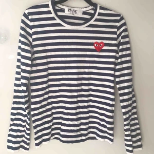  - Jag säljer en mörkblå-randig Comme des Garçons tröja i storlek XS. Köpt för 1200kr. Tröjan är i bra skick utan skador. Använd ett antal gånger men säljer den för att den är för liten. 