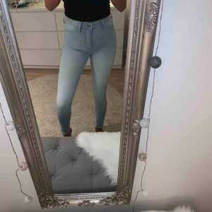  - Ljusa högmidjade jeans från Hollister. I bra skick!! Storlek W24 L29, skulle säga att det motsvarar en xs/s ungefär. Har dragkedja vid benen som syns på bild 3. 