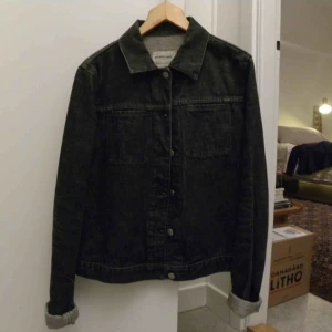  - Säljer min fina svarta jeansjacka  eftersom att jag den inte passar mig längre. Jackan är i fint skick med metallknappar.  Väldigt långa ärmar av någon anledning, men vikt upp dom. Jackan är lite kort i midjan och är dålig passform för mig, (jag är 173cm)