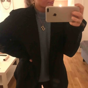  - Superfin kavaj ifrån Lindex, storlek 44 men passar allt ifrån 32-44 beroende på hur man vill ha den. Jag är en 34/XS och är 1,60 lång och på mig är den oversized och går till mitten av låret. Köpt och använd en gång.   Frakt 50kr 😊