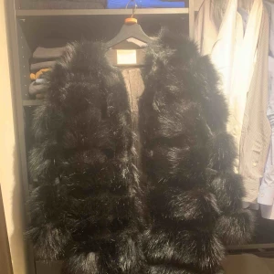  - Varm och snygg fake pälsjacka, från Chiquelle. Använd endast en gång. Nypris 1200kr
