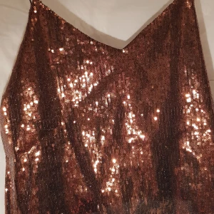  - Helt n ytt linne/top från Weekday! Glittrig med paljetter. Den är aldrig använd så den har kvar lappen. Frakt tillkommer ❤️💕