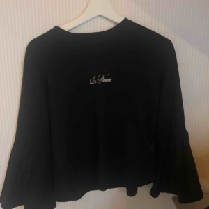  - Jättesöt tröja med trumpetärmar med broderat tryck. Köpt för något år sedan men används varsamt. Smått nopprig men fortfarande i bra skick:)   Köparen står för frakt men kan även mötas upp i Alingsås eller Göteborg!