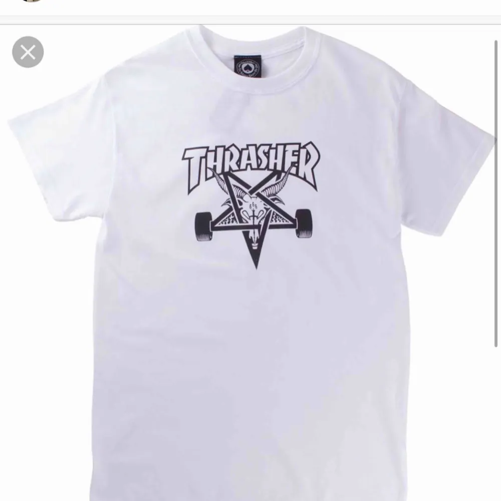 Trasher tröja köpte den second hand så den är ganska väl använd men har absolut inga större fel, vilket ni ser på bilden!:—-) skulle säga en liten tightare S och en lite lösare XS :-). T-shirts.