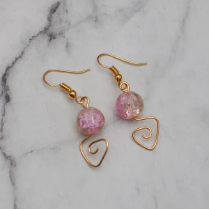 Tvåfärgade glaspärlor  - Fina örhängen med tvåfärgade glaspärlor. Nickelfria. Obs! De är inte orangea som på bilden, Photoshop ändrar färgerna för mig 🙃 11:- i frakt, fri frakt vid köp över 100:-.