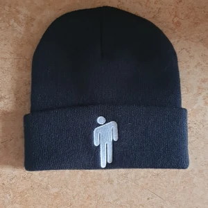 Billie Eilish mössa - Svart Billie Eilish mössa med vitt märke fram. 