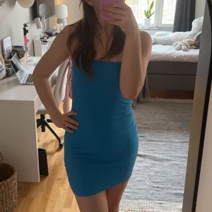 Kort blå klänning - Kort blå klänning från Pull&Bear, knappt använd💙
