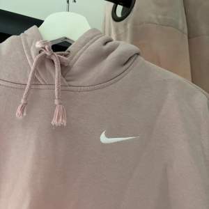 Superskön hoodie från Nike i lite gammalrosa färg, storlek XS men är lite större i storlek så passar även en S. Säljs då den tyvärr inte kommer till användning lämgre. 🫶🏼