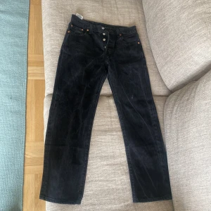 Levi’s 501 svarta  - Levi’s 501 i fint skick, säljer för att de är för små