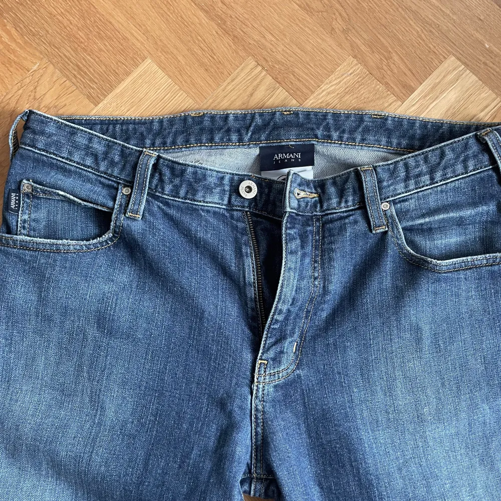 Säljer mina Armani Jeans billigt i bra skick, knappt använda. W34 men passar som mindre. Jeans & Byxor.