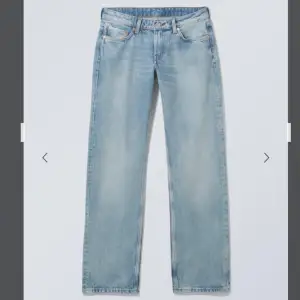 Säljer mina Weekday arrow low jeans, stl w25 l30 eftersom de är för små. Bra skick! Skriv vid funderingar/egna bilder🤗