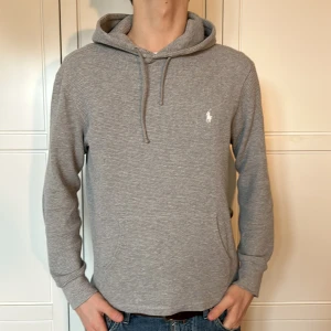 Ralph lauren hoodie - Fin hoodie från Ralph lauren i superfint skick. Skick 9/10.  Säljer den pga att jag inte har nån användning av den längre. 
